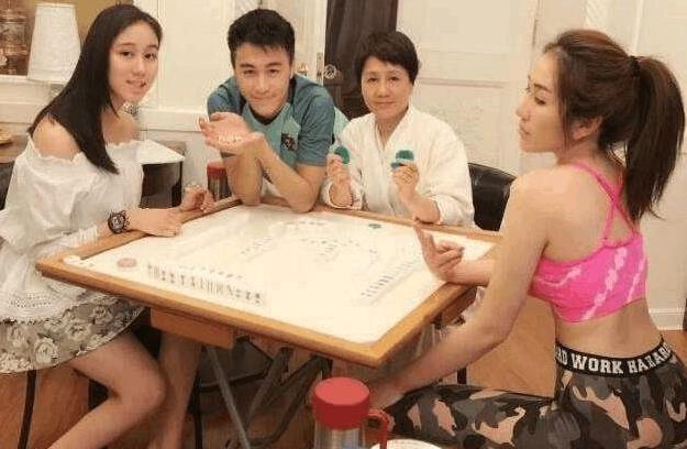 『何超欣』爸爸比自己老78岁,一出生就身家上百亿,如今19岁颜值超高