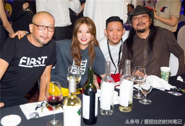 赵薇发狠减肥变瘦也没用，衣品太糟心，穿错T恤运动裤又胖回来