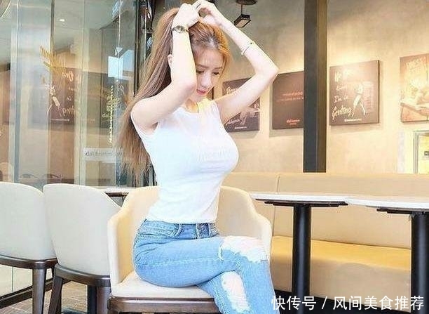  尽显■微胖的牛仔裤美女，尽显曼妙的身姿，背影都那么迷人