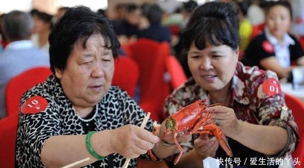 当中国大妈遇到日本大妈，一个惹人烦，一个人人夸