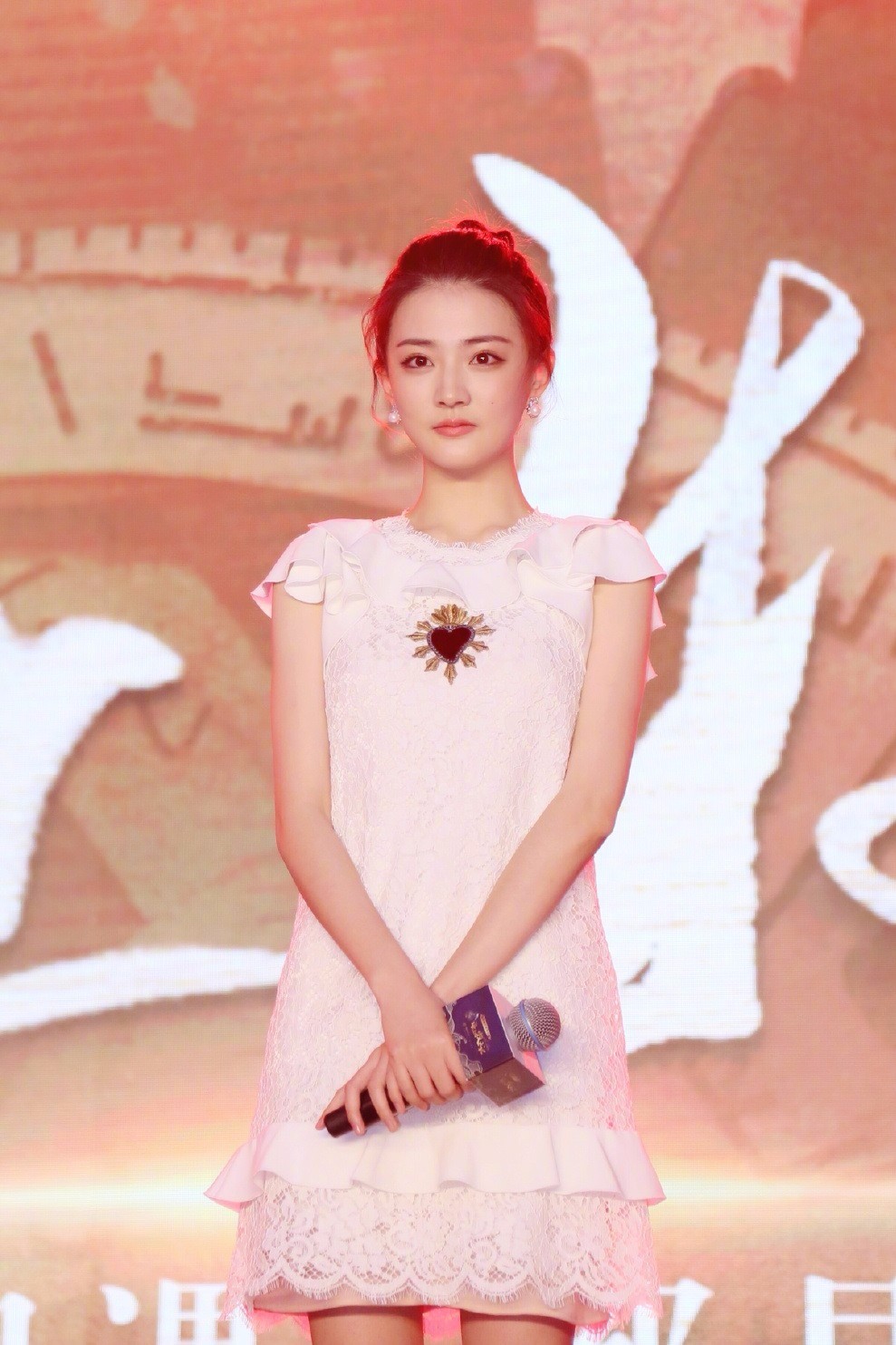 徐璐黑白大片，穿搭不同寻常，网友：空调只开了10度？