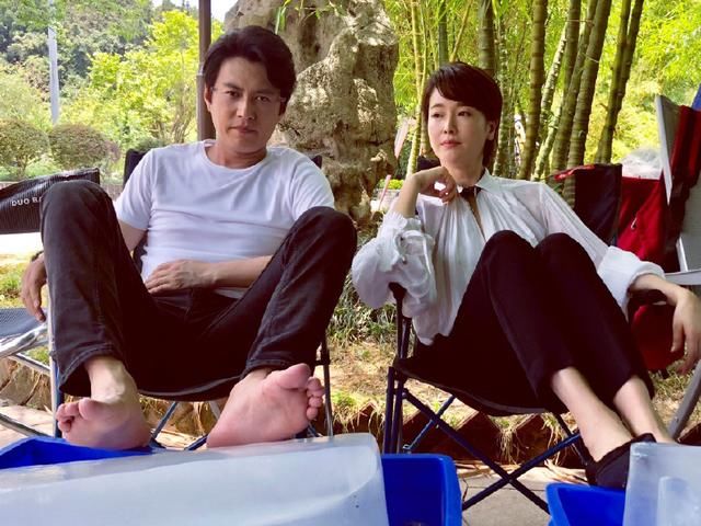 41岁靳东现身，却穿了件粉衬衫，网友：老干部也要俏？