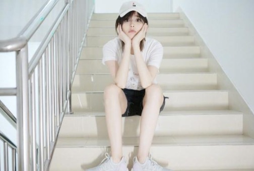 古力娜扎穿短裤秀长腿 双手托腮俏皮可爱