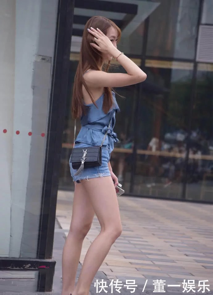 姿色绝佳吊带小美女，闺蜜丰满的身材把她秒杀，皮肤白身材好两位