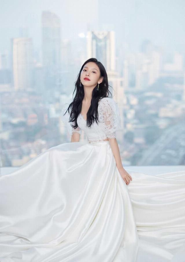  刺绣图案：章若楠气质开挂，泡泡袖蕾丝上衣搭配半身裙，秒变成清纯女神