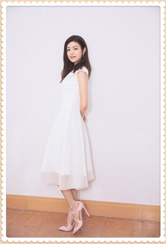 陈妍希是35岁，吴昕也是35岁，可同穿小白裙，差距竟如此尴尬？