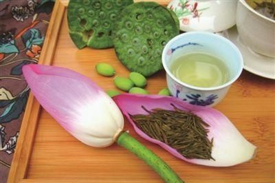  衰老：女性每天喝11种排毒美容茶。他们的皮肤娇嫩美丽，看起来更年轻