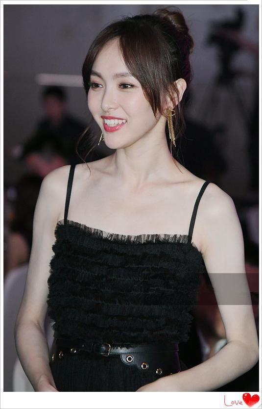 看了唐嫣的锁骨，再看看宋茜，网友：终于知道丰腴和苗条的差距了