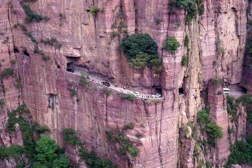 靠潘长江火起来的小山村，“挂壁公路”成世界奇迹，今却人走楼空