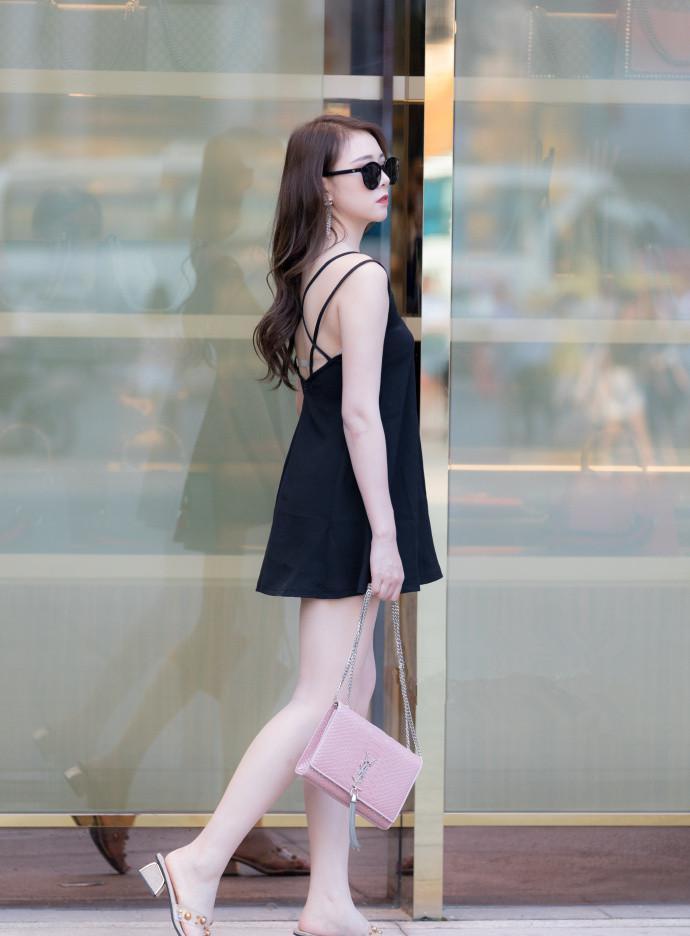 路人街拍:高颜值的长腿小姐姐,吊带短裙穿出女人的优雅和性感
