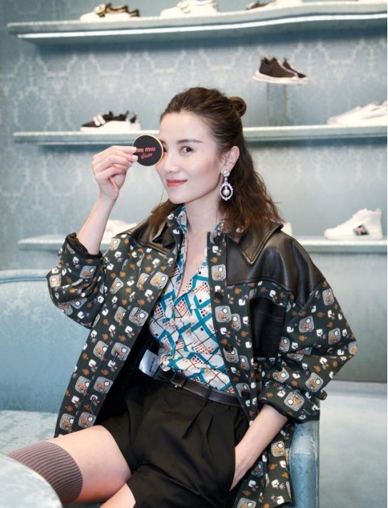 宋佳穿高跟凉鞋，里面套过膝长袜也不土，网友:还不是因为腿好看