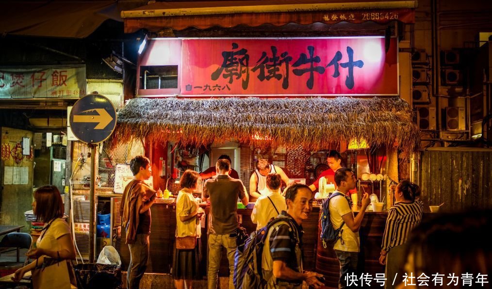  「夜晚」实拍香港的夜晚 年轻人满脸麻木, 七八十岁的老人仍在为