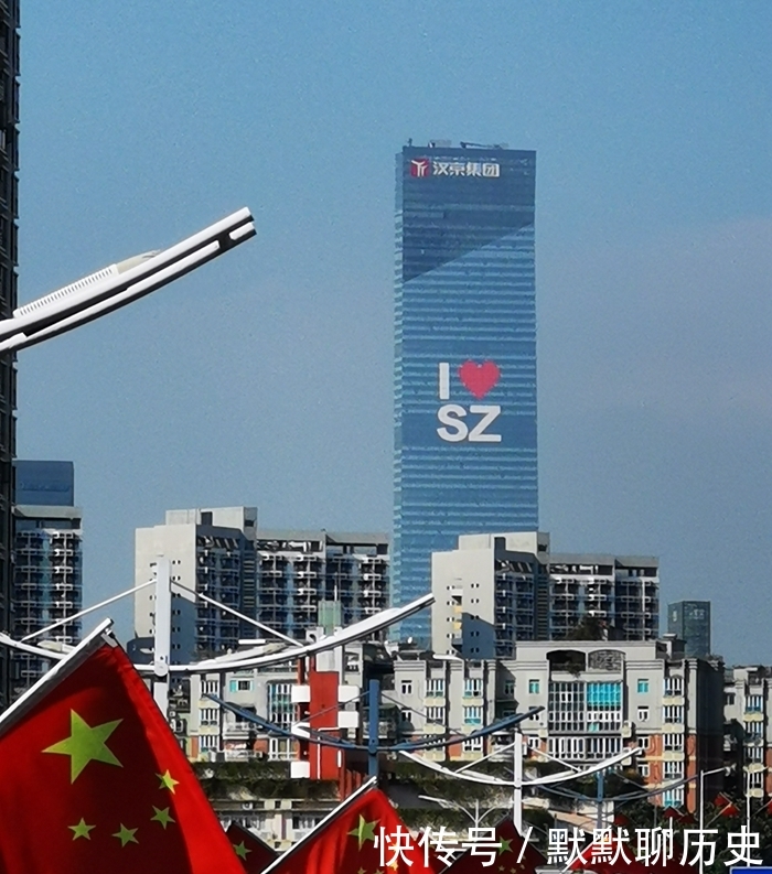 实拍广东经济实力第一区深圳南山区城市风光，高楼林立天际线壮观