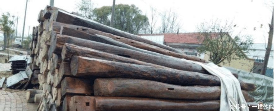 近些年，时不时有人到农村高价收购房梁，用来干啥看完才知猫腻