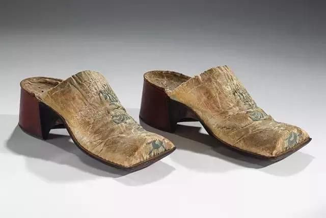 穿高跟鞋可有大风险!不如穿这双好看,时髦,又不累~