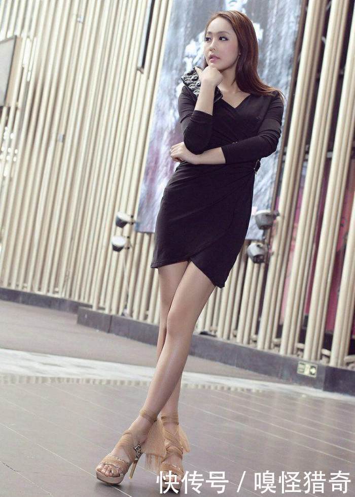 时髦连衣裙秀出纤细小蛮腰，小姐姐娴静又性感！