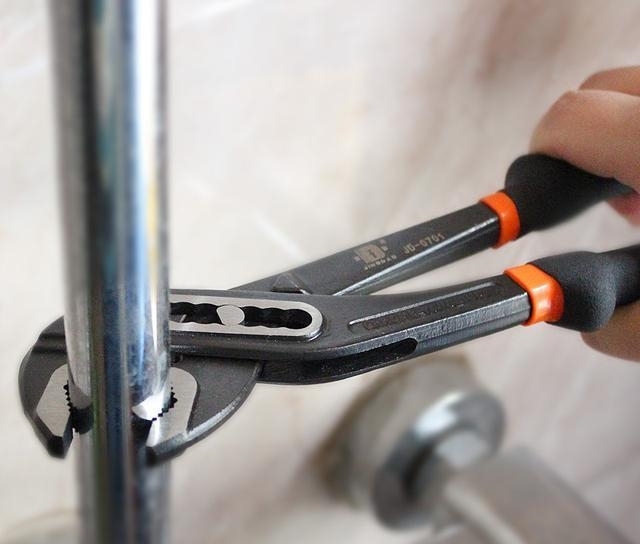 以后水龙头螺丝断了，坚决不请水电工！用一妙物，轻松取出不求人