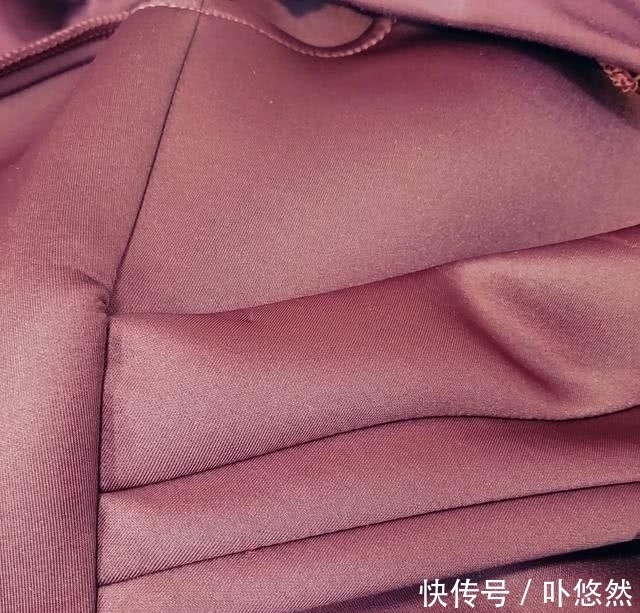  『添加』礼服这样设计才独具一格，原来是从胸前添加褶皱，更加立体有质感