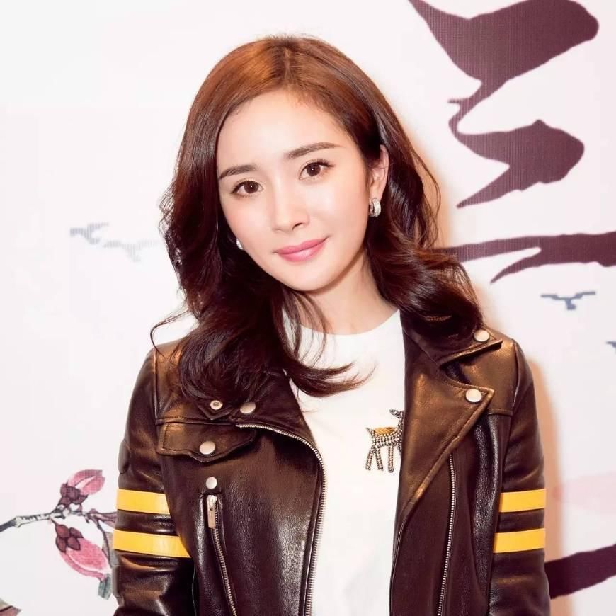 女星爱上“波浪卷发”，郑爽显老，热巴惊艳，赵丽颖像变了一个人