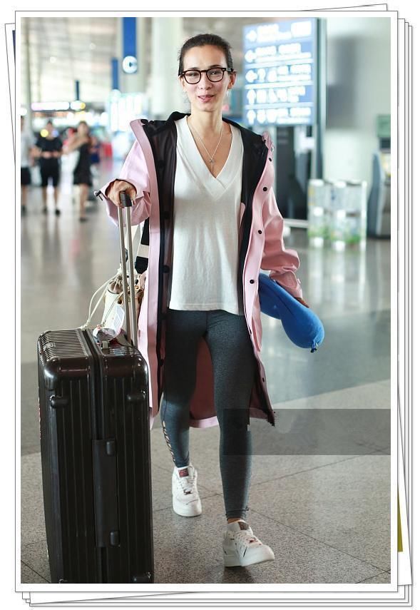 没奚梦瑶的腿真别直接穿健美裤，像卢靖姗这样勒出大象腿就尴尬了