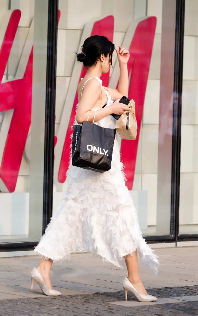 身穿白色吊带连衣裙的小姐姐,时尚优雅,而且还很有素质!