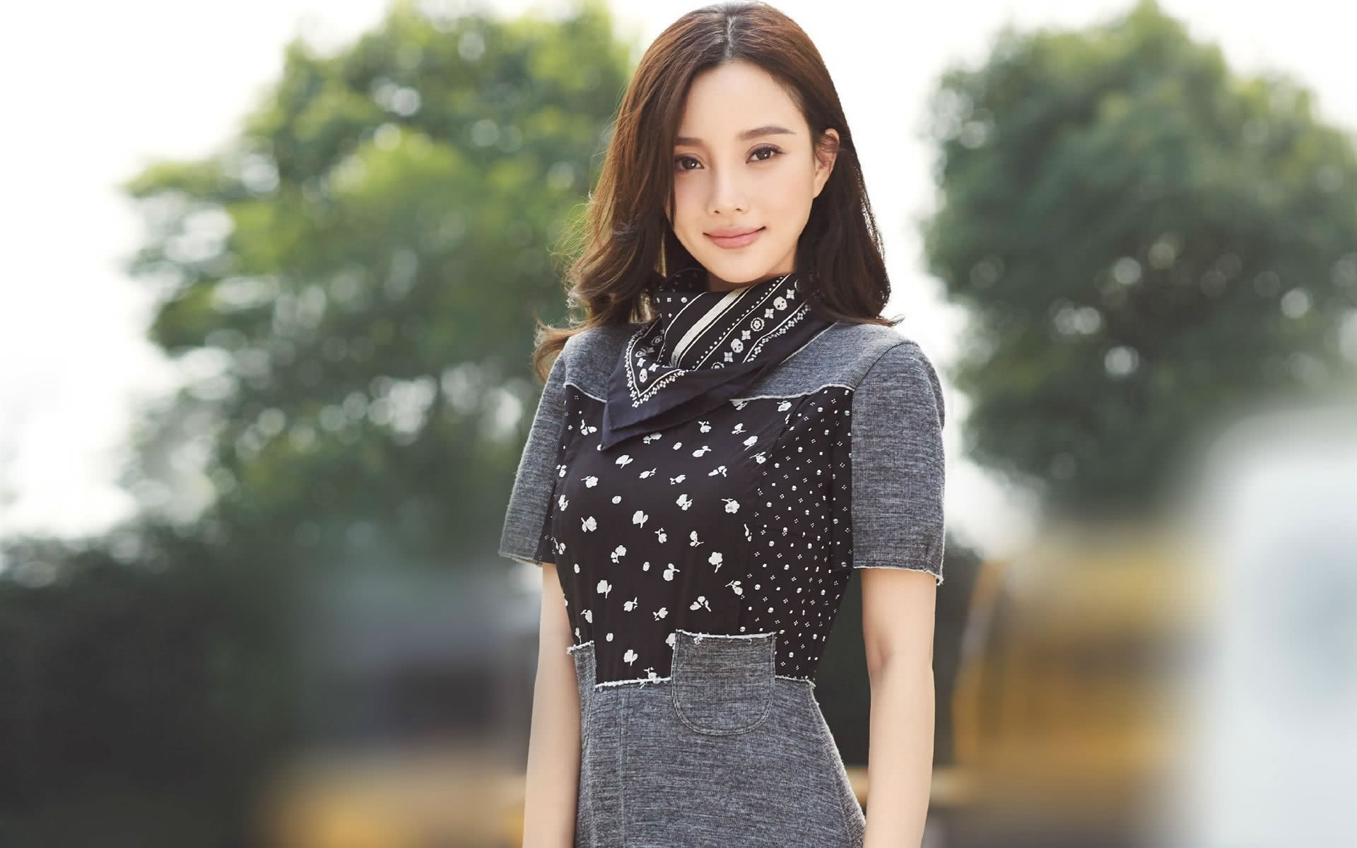 李小璐的撩人照，图二时尚迷人，图四看了让我舍不得翻页