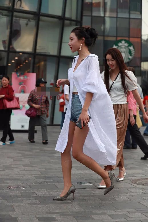 甜美小姐姐超大白色衬衫仙气十足，阳光活泼灵动可爱，吸睛无数