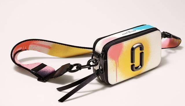  「蓝色」Marc Jacobs 2020年春夏款除开相机包，这种＂蓝＂用在包上也很漂亮
