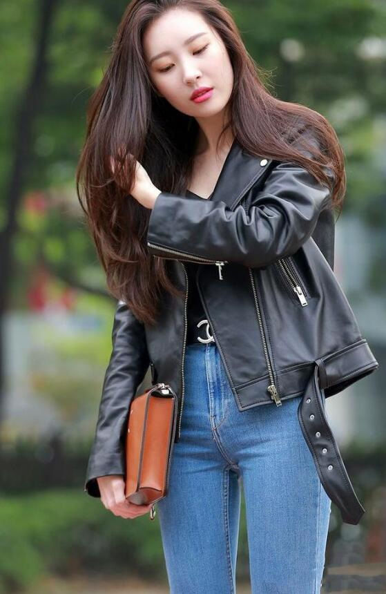 紧身牛仔裤小姐姐青春靓丽，散发女神气场