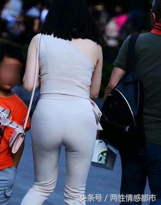 黑色打底裤配白色上衣，整个人看起来很有精气神，很好的显身材！