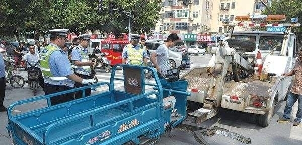 农村禁摩后再限电车，农民出行犯难，专家给3个建议，老农直摇头