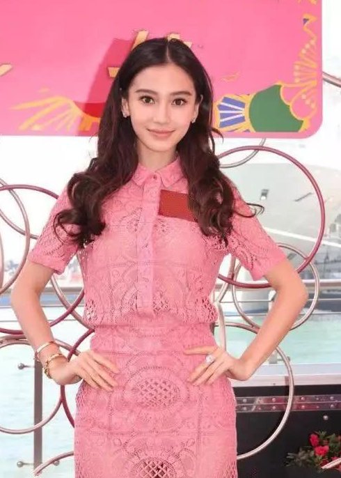 本以为baby的裙子够透了，可看了迪丽热巴，更让人心跳加速!