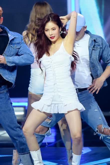 金泫雅不怕走光，裙子提得又高又紧，网友：难怪站着都尴尬！