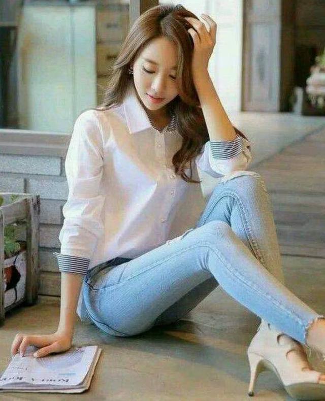 路人街拍,小姐姐真的是太苗条了,要多吃饭哦