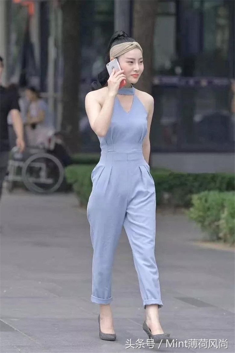 重庆街拍:包臀连衣裙配金色长发，女神范十足