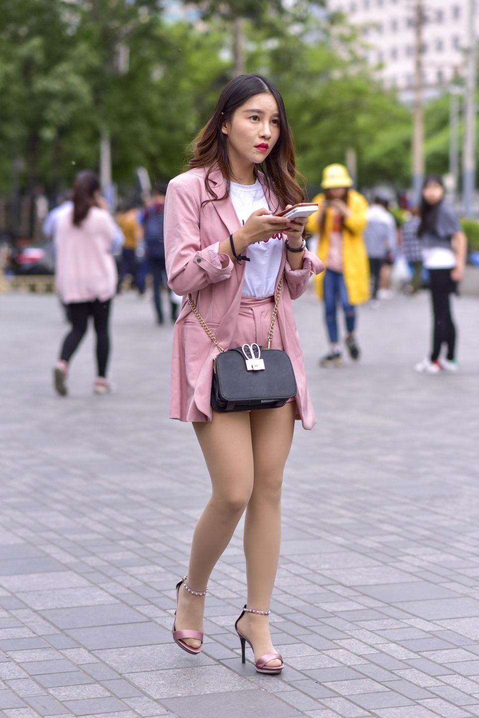 街拍联盟：粉衣粉裤粉高跟，肉丝美腿惹人怜