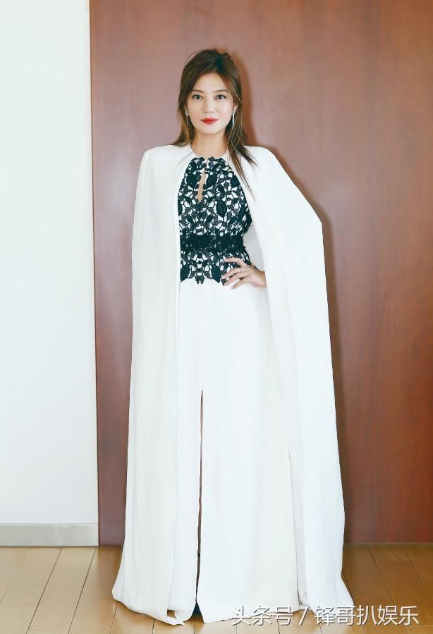 42岁赵薇瘦身成功后，仅凭一件薄纱裙嫩回18，都是腿的功劳！