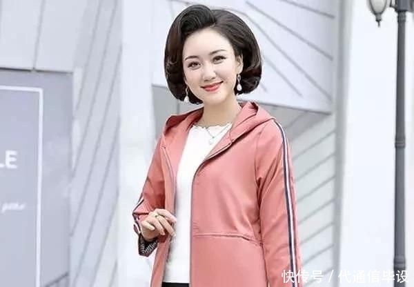 「女人」50岁女人别再穿妈妈装了,试试立体工艺T恤,时髦洋气又显嫩美