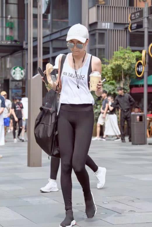 街拍：时尚小姐姐身材高挑，紧身裤大秀修长双腿街头撞衫犹如双胞