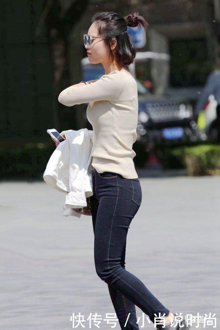 街拍:女生休闲穿搭挺好看,显得身材傲人,但上衣还可以再改进!