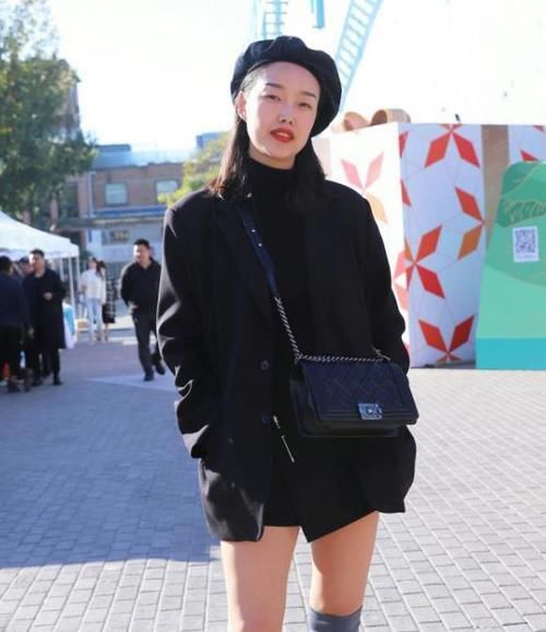  『美女』街拍：般般入画的美女，一条浅粉色连衣裙，时尚清新靓丽迷人