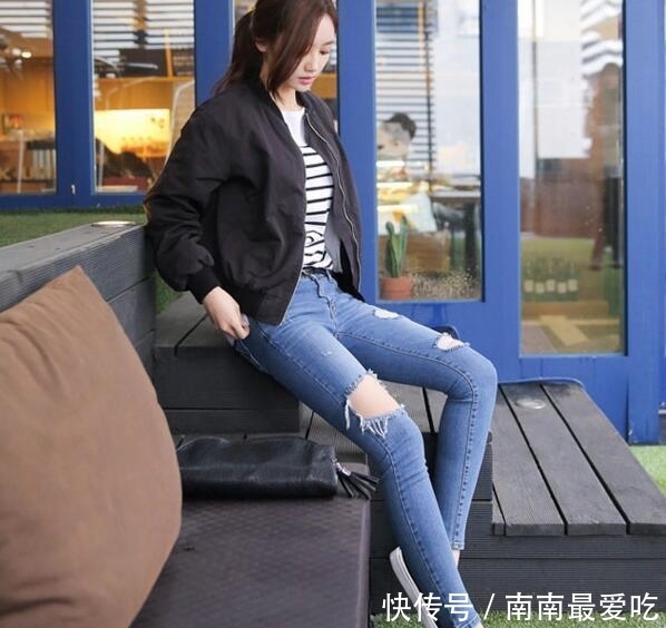  舒适：街拍：时尚穿搭的牛仔裤美女，展现优雅简约的时尚姿态，好看