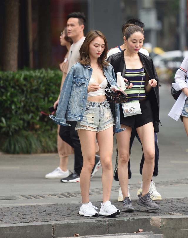 小姐姐真敢穿，内衣外披牛仔衣还不扣，外搭的意义何在？