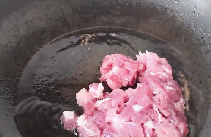 营养■1个西红柿,5种营养食材,教你做美味的懒人焖饭,简单好吃又解馋