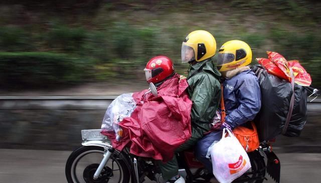  #春运期间#春运怪象：明明有火车，农民工为啥要骑摩托车回家过