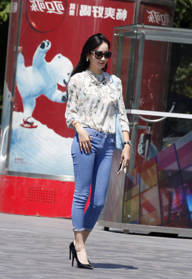 气质小姐姐穿上了紧身牛仔裤，紧致迷人的大长腿很有女人味儿