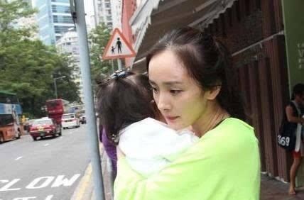 忍不住:忍不住提小糯米 杨幂穿衣很少女但保护女儿不含糊,刘恺威爸获奖