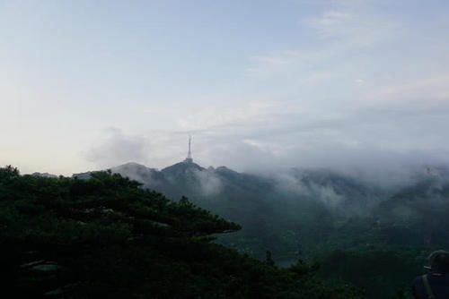 中国名望最大的一座山，年接待中外游客三百多万，城市都和它同名