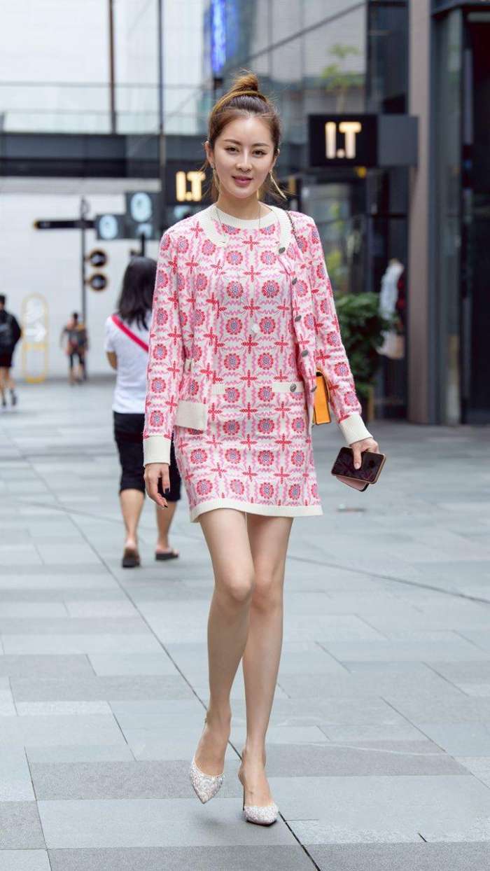 瘦腿女生这样穿, 优雅气息扑面而来, 靓丽而不艳俗