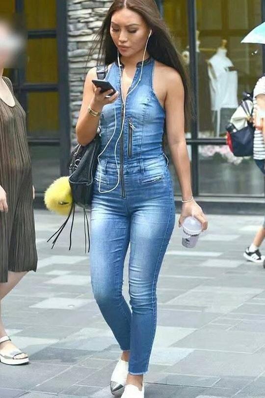 穿紧身牛仔裤出街，让自己灿烂一点，想不变漂亮都难